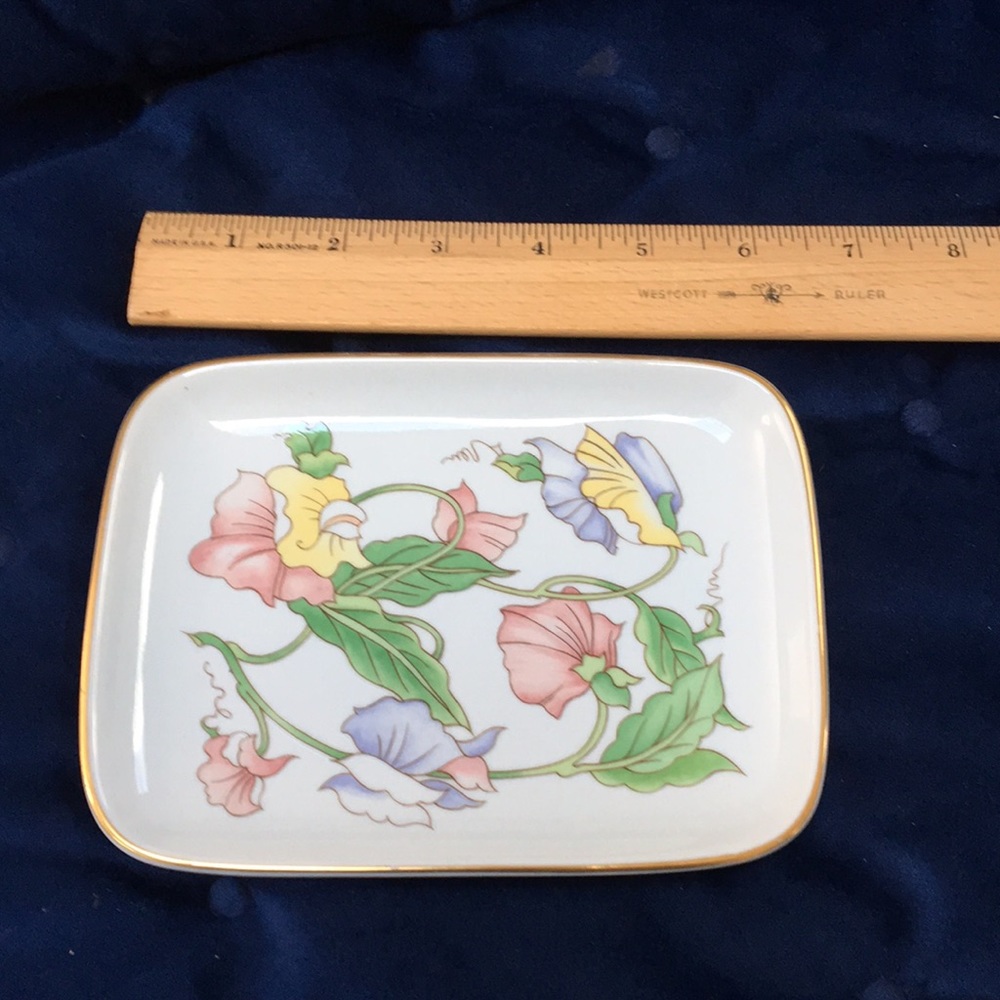 No longer available. Vintage soap/trinket fish. Perfect condition